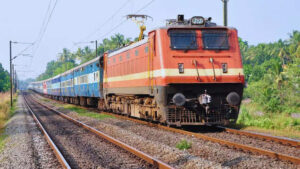 Lucknow News: ऐशबाग व डालीगंज स्टेशनों का जीएम ने किया निरीक्षण, आठ दिव्यांग कर्मियों को बांटी स्कूटी