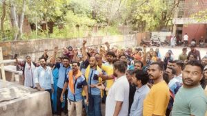 Jhansi:मेडिकल कॉलेज के चतुर्थ श्रेणी कर्मियों ने की बेमियादी हड़ताल, दो माह से नहीं मिला मानदेय – Jhansi: Class Iv Employees Of The Medical College Go On An Indefinite Strike