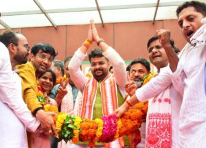 यूपी:रोहित मिश्रा ने संभाला यूपी भाजपा युवा मोर्चा अध्यक्ष का पदभार, क्रेन से पहनाई गई फूलों की माला – Up: Rohit Mishra Takes Charge As Up Bjp Yuva Morcha President, Garlanded With Flowers Via Crane; Road Show Beg