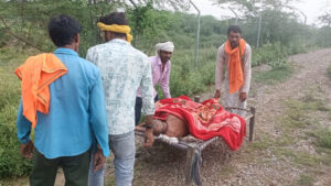 शर्मनाक है ये तस्वीर:जहरीले कीड़े के काटने से अचेत हुआ बुजुर्ग, चारपाई पर उठाकर पहुंचाया अस्पताल – Elderly Man Rendered Unconscious By A Venomous Insect Bite; Carried To The Hospital On A Cot