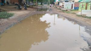 Jhansi:रानीपुर बस स्टैंड से मऊरानीपुर जाने वाली बरियाबेर सड़क गहरों गड्ढों में तब्दील, नहीं निकल पा रहे वाहन – Jhansi: Road Turns Into A Quagmire; Despite Complaints, The Issue Is Being Ignored