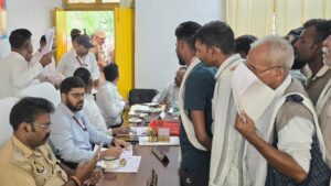 Jhansi:गरौठा में आयोजित सम्पूर्ण समाधान दिवस में पहुंचे डीएम, शिकायतों को एक हफ्ते में निपटाने के दिए निर्देश – Jhansi: District Magistrate Attends The ‘sampoorna Samadhan Diwas’ Held In Garautha.