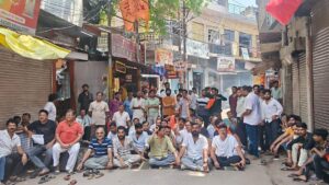 Jhansi:प्रदर्शनी के विरोध में बाजार बंद कर सड़क पर व्यापारियों का धरना, रोजी-रोटी छीनने का लगाया आरोप – Jhansi: Traders Shut Down The Market And Staged A Sit-in On The Road To Protest Against The Exhibition