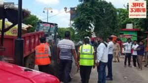 दीक्षांत समारोह से पहले बुंदेलखंड विश्वविद्यालय के मुख्य गेट से हटाया अतिक्रमण