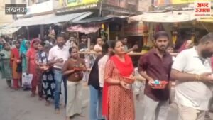 सावन के आखिरी सोमवार पर लखनऊ में डालीगंज के मनकामेश्वर मंदिर में उमड़ी श्रद्धालुओं की भीड़