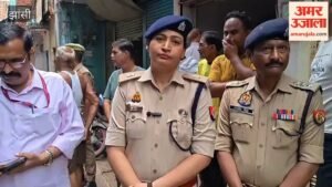 लगातार हो रही बारिश के चलते जर्जर मकान का पिछला हिस्सा गिरा, चपेट में आई पत्नी की मौत, पति घायल