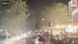 लखनऊ के आशियाना चौराहे पर मिठाई लेने पहुंचे लोगों ने सड़क पर पार्क किए वाहन, जाम की स्थिति