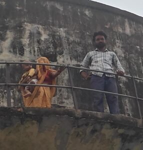 Jalaun News:बंटवारे के विवाद में पत्नी और मासूम बच्चे के साथ पानी की टंकी पर चढ़ा युवक – Man Climbs Water Tank With Wife And Innocent Child Amidst Property Dispute