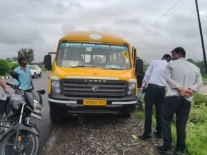 Jalaun News:पहिया फटने पर स्कूली बस डिवाइडर फांदकर दूसरे छोर पर पहुंची – After A Tyre Burst, The School Bus Jumped The Divider And Crossed Over To The Other Side