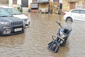 Jalaun News: 15 घंटे बारिश, सड़कें डूबीं, घरों में घुसा पानी