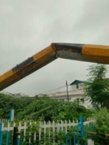 Jalaun News:ई-रिक्शा की टक्कर से रेलवे क्रॉसिंग का बूम टूटा, चार ट्रेनें प्रभावित – Railway Crossing Boom Broken After Collision With E-rickshaw; Four Trains Affected