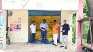 Jalaun News: खाद की कालाबाजारी पर छह दुकानों के लाइसेंस निलंबित