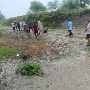 Jalaun News:मरघट तक शव ले जाने में कीचड़ से गुजरे ग्रामीण – Villagers Waded Through Mud While Carrying The Body To The Cremation Ground