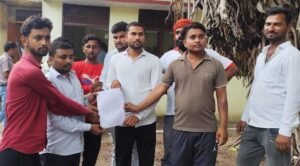 Jalaun News:आंबेडकर प्रतिमा पर माल्यार्पण को लेकर विवाद – Dispute Over Garlanding The Ambedkar Statue