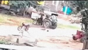 Lalitpur:सड़क के आर-पार रस्सी से लकड़ी खींचते समय बाइक सवार का फंसा गला, मौत; वीडियो – Lalitpur: Motorcyclist Dies After Neck Gets Caught In Rope While Hauling Wood Across The Road