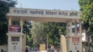 Jhansi:थाना परिसर में पॉक्सो के बुजुर्ग आरोपी ने लगाई फांसी, हालत नाजुक, मेडिकल कॉलेज में भर्ती – Jhansi: Accused In Pocso And Molestation Case Hangs Himself Within Police Station Premises