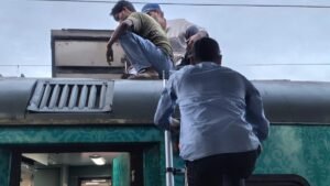 Jhansi:दुर्ग सुपरफास्ट का एसी खराब, प्लेटफार्म पर यात्रियों का हंगामा, चेन पुलिंग कर दो घंटे रोकी ट्रेन – Jhansi: Ac Fails On Durg Superfast; Passengers Create A Ruckus On The Platform.