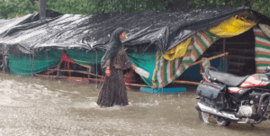 झांसी में लगातार बारिश का कहर:मऊरानीपुर में ढह गए तीन मकान, सड़कों पर जलभराव; टला बड़ा हादसा – Torrential Rains Wreak Havoc Mud Houses Of Three Villagers Collapse In Laroni Mauranipur Rain