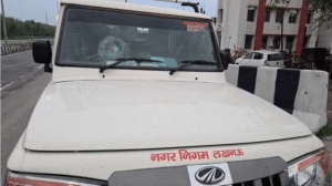 Lucknow :नगर निगम की टीम पर पथराव, चार सरकारी गाड़ियों के शीशे टूटे, चौकी प्रभारी समेत कई घायल – Lucknow: Municipal Corporation Team Pelted With Stones; Windows Of Four Government Vehicles Smashed