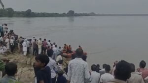झांसी:मगरमच्छ के हमले से मचा हड़कंप, दोस्तों संग नदी में नहाने गया छात्र लापता; सर्च ऑपरेशन जारी – Student Missing After Crocodile Attack While Bathing In Jhansi