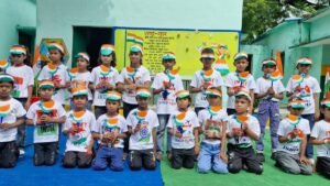 Jhansi:जनपद के विद्यालयों में शान से लहराया तिरंगा, देशभक्ति गीतों से गूंजा माहौल – Jhansi: The Tricolour Was Hoisted With Pride In The District’s Schools
