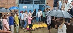 जालौन:श्मशान घाट नहीं मिला तो 10 किमी दूर प्रधान के दरवाजे पर रख दिया शव, ग्रामीणों का हंगामा – Villagers Protest Over Lack Of Cremation Ground, Place Dead Body At Pradhan’s Door