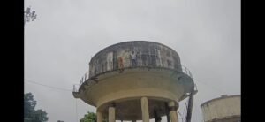 उरई:बंटवारे के विवाद में पत्नी और दो साल के बेटे संग पानी की टंकी पर चढ़ा युवक – Youth Climbs Water Tank With Wife And Toddler