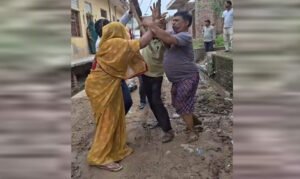 Jalaun:रंजिश में भिड़े दो पक्ष, बंदूक से किया हवा में फायरिंग, पुलिस ने दोनों पक्षों को हिरासत में लिया – Jalaun: Two Groups Clash Over A Feud; Shots Fired In The Air; Police Detain Both Parties