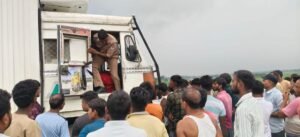 सुल्तानपुर:ट्रक के कंटेनर में रस्सी से लटका मिला चालक का शव, एयर स्ट्रिप के पास घटना से मचा हड़कंप – Sultanpur: Driver’s Body Found Hanging From A Rope In Truck Container, Incident Near Airstrip Creates Panic