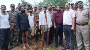 Jhansi:सुखनई नदी में फंसे चार मछुआरे, सेना ने निकाले, छह घंटे तक जान बचाने के लिए चारों चढ़े रहे पेड़ पर – Jhansi: Four Fishermen Trapped In The River’s Strong Current Saved Their Lives By Climbing A Tree