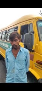 उरई:हाईवे पर अचानक फटा स्कूल बस का टायर, डिवाइडर पर चढ़ी बस; छह बच्चे सुरक्षित – School Bus Climbs Divider After Tyre Burst Near Ata Toll Plaza, Six Students Safe