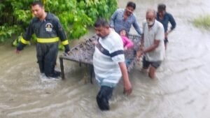 Jhansi:जलभराव में फंसी दिव्यांग महिला को दमकल विभाग ने बचाया, चारपाई के सहारे किया रेस्क्यू – Jhansi: Fire Department Rescues A Differently-abled Woman Stranded In Waterlogging