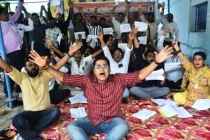 Lucknow News: जलकल जोनल कार्यालय में कर्मचारियों का धरना, मांगों पर सात दिन में कार्रवाई का आश्वासन
