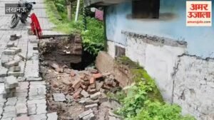 लखनऊ में सड़क धंसने से नाला टूट, आसपास के मकानों में आईं दरारें