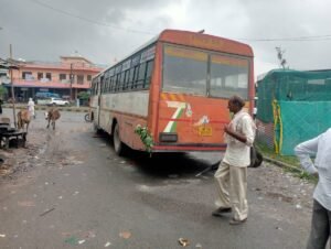 Jalaun News:बारिश में हाईवे पर खराब हुई रोडवेज बस, यात्री परेशान – Roadways Bus Breaks Down On Highway In The Rain; Passengers Stranded