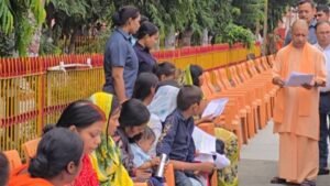 जनता दर्शन:सीएम योगी ने सुनी लोगों की समस्याएं, बोले- घबराइए नहीं, हर समस्या का समाधान कराएंगे – Cm Yogi Listened To People Grievances During Janata Darshan Says Every Problem Will Be Resolved