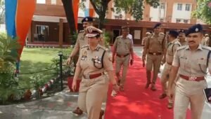 उरई:एडीजी के औचक निरीक्षण से हड़कंप, एसपी दफ्तर में खंगाली फाइलें, लापरवाही पर पुलिसकर्मियों को लगाई फटकार – Orai Adg Surprise Inspection Files Scrutinized At Sp Office And Police Personnel Reprimanded For Negligence