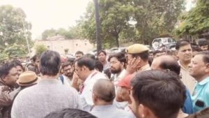 Jhansi:मेडिकल कॉलेज के 700 चतुर्थ श्रेणी कर्मियों की हड़ताल शुरू, यूपीकॉम में नाम न भेजे जाने से हैं नाराज – Jhansi: Strike By 700 Class Iv Employees Of The Medical College Begins
