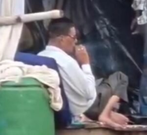 Jalaun News:आतिशबाजी की दुकानों पर बीड़ी-सिगरेट पीते लोगों का वीडियो वायरल – Video Of People Smoking Bidis And Cigarettes At Firecracker Shops Goes Viral