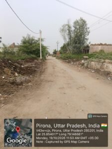 Jalaun News:कूड़ा हटाने के बजाय सड़क किनारे फैलाया – Instead Of Removing The Trash, It Was Spread Along The Roadside