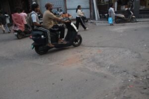 Jhansi News:तय समयसीमा में गड्ढामुक्त नहीं हो पाएंगी महानगर की सड़कें – The City’s Roads Will Not Be Made Pothole-free Within The Stipulated Timeframe